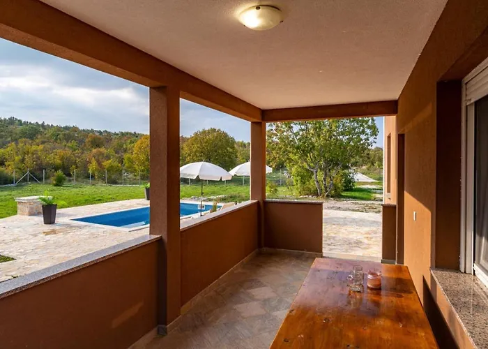 Holiday Home Zelengrad 度假居 *